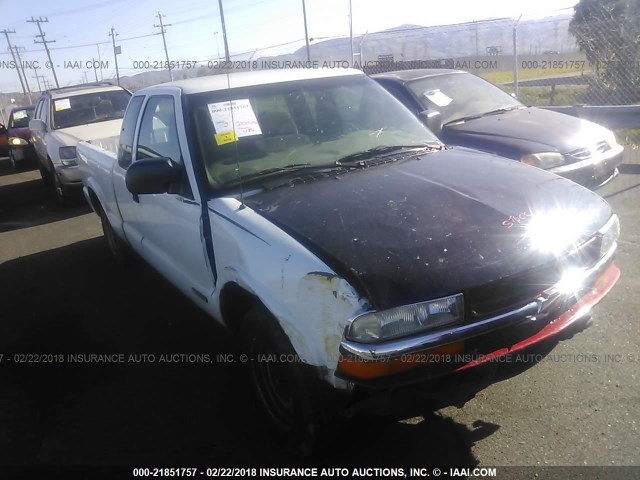 1GCCS19W318151647 - 2001 CHEVROLET S TRUCK S10 WHITE photo 1