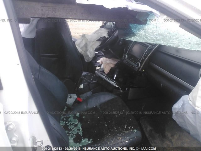 4T1BF1FK2EU823336 - 2014 TOYOTA CAMRY L/SE/LE/XLE WHITE photo 5