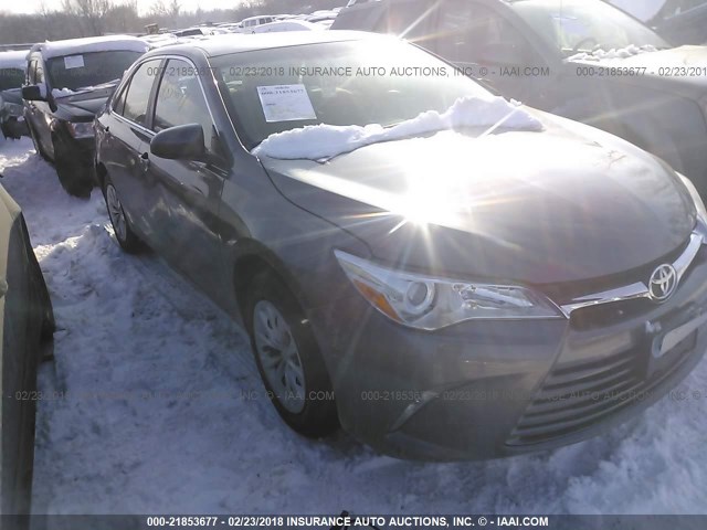 4T4BF1FK0FR510230 - 2015 TOYOTA CAMRY LE/XLE/SE/XSE GRAY photo 1