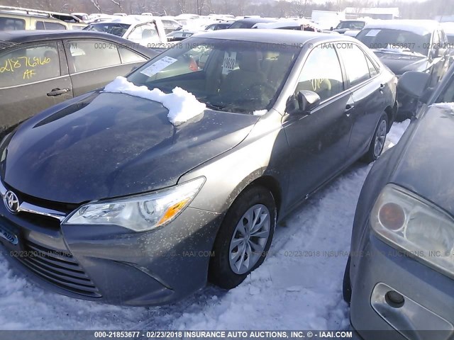 4T4BF1FK0FR510230 - 2015 TOYOTA CAMRY LE/XLE/SE/XSE GRAY photo 2