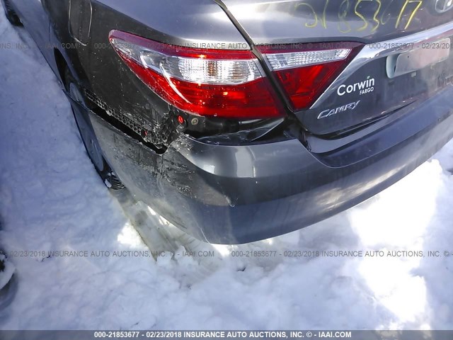 4T4BF1FK0FR510230 - 2015 TOYOTA CAMRY LE/XLE/SE/XSE GRAY photo 6