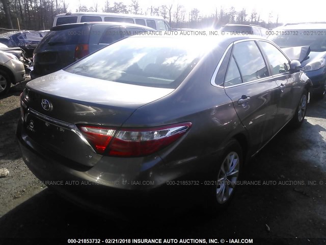 4T1BF1FKXHU313966 - 2017 TOYOTA CAMRY LE/XLE/SE/XSE GRAY photo 4