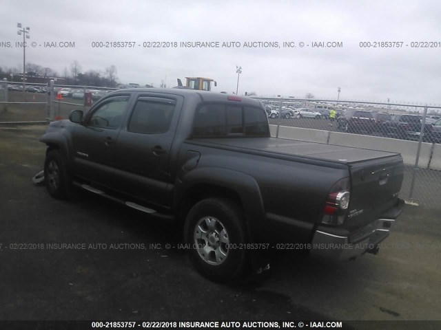 5TFLU4EN6BX011219 - 2011 TOYOTA TACOMA DOUBLE CAB GRAY photo 3