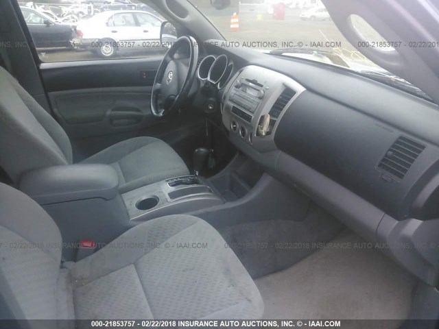 5TFLU4EN6BX011219 - 2011 TOYOTA TACOMA DOUBLE CAB ნაცრისფერი ფოტო 5