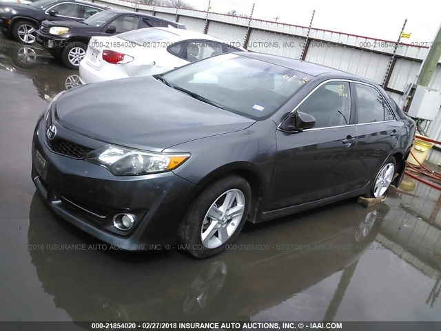 4T1BF1FK6DU266347 - 2013 TOYOTA CAMRY L/SE/LE/XLE ნაცრისფერი ფოტო 2