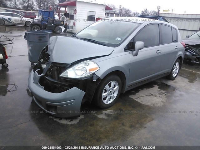 3N1BC13E19L489119 - 2009 NISSAN VERSA S/SL GRAY photo 2