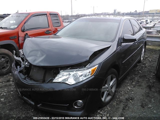 4T1BF1FK4CU134556 - 2012 TOYOTA CAMRY SE/LE/XLE 灰色 照片 2