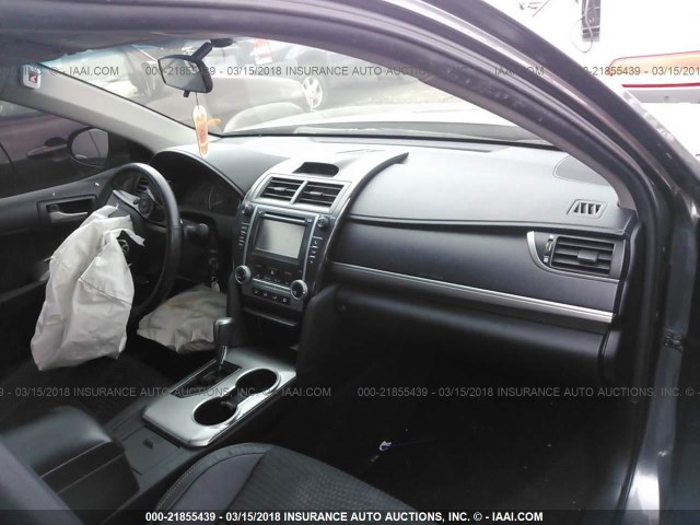 4T1BF1FK4CU134556 - 2012 TOYOTA CAMRY SE/LE/XLE 灰色 照片 5