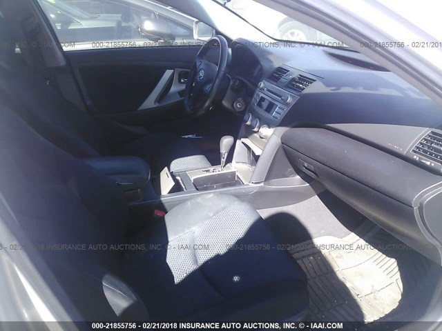 4T1BF3EK0BU601628 - 2011 TOYOTA CAMRY SE/LE/XLE 银色 照片 5