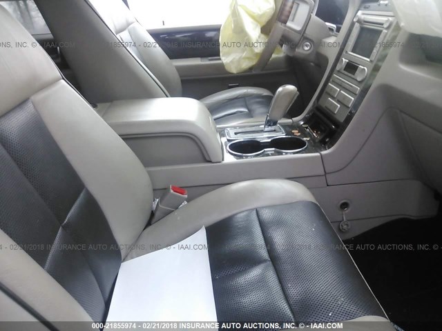 5LMFU28548LJ10627 - 2008 LINCOLN NAVIGATOR SILVER photo 5