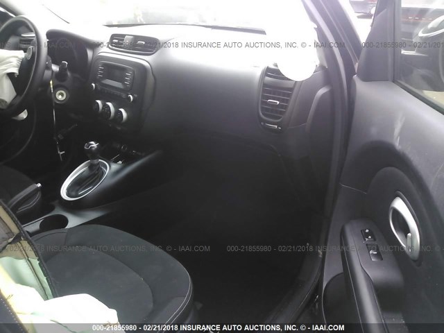 KNDJN2A26G7337274 - 2016 KIA SOUL BLACK photo 5