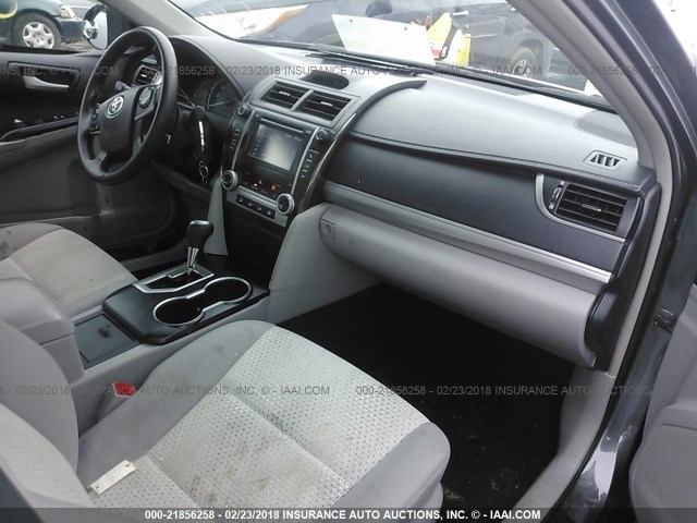 4T4BF1FK0ER346900 - 2014 TOYOTA CAMRY L/SE/LE/XLE 灰色 照片 5