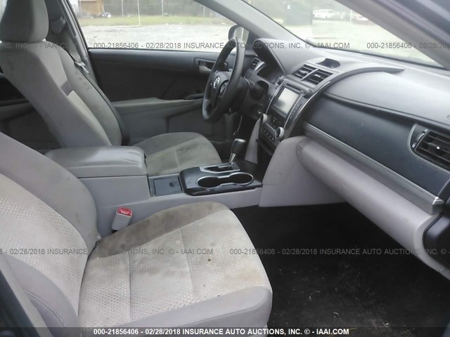 4T1BF1FK8EU326243 - 2014 TOYOTA CAMRY L/SE/LE/XLE 深蓝色 照片 5