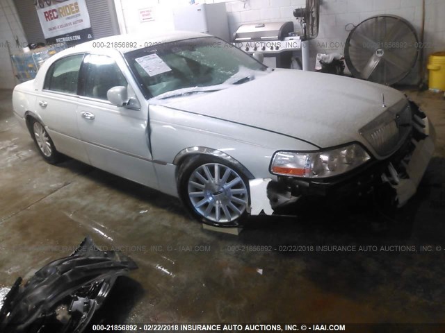 1LNHM81W24Y685064 - 2004 LINCOLN TOWN CAR EXECUTIVE/SIGNATURE თეთრი ფოტო 1