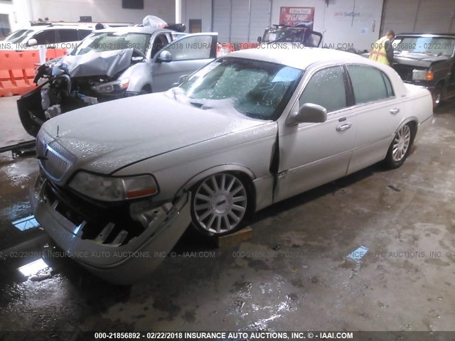 1LNHM81W24Y685064 - 2004 LINCOLN TOWN CAR EXECUTIVE/SIGNATURE თეთრი ფოტო 2