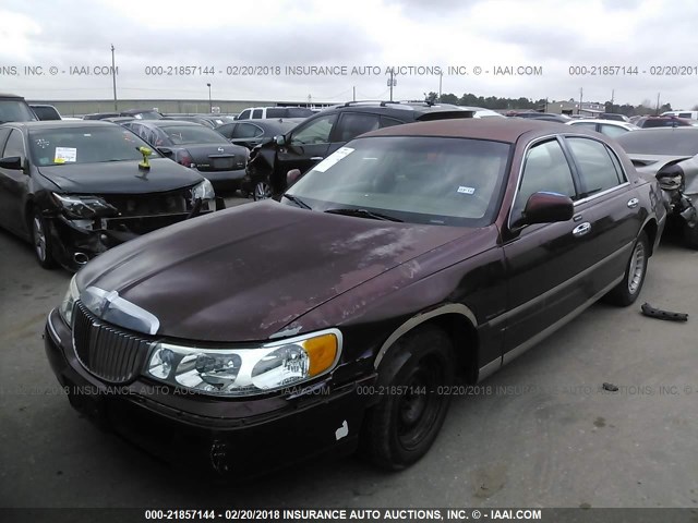 1LNHM81W61Y637272 - 2001 LINCOLN TOWN CAR EXECUTIVE Каштановый фото 2