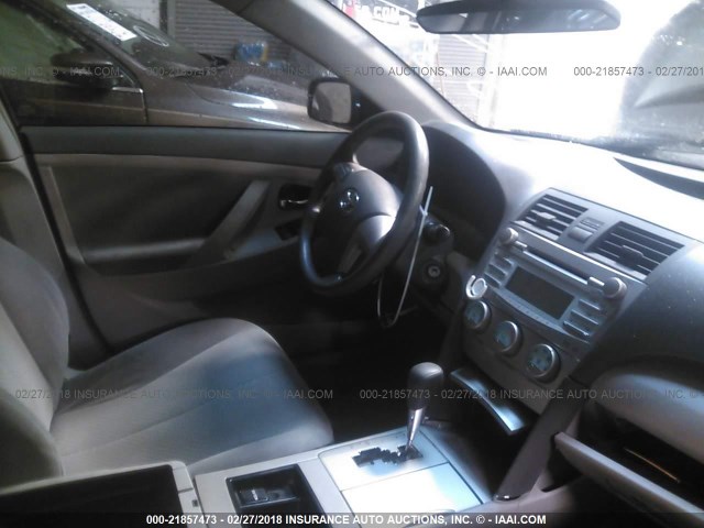 4T1BE46K59U334357 - 2009 TOYOTA CAMRY SE/LE/XLE GRAY photo 5