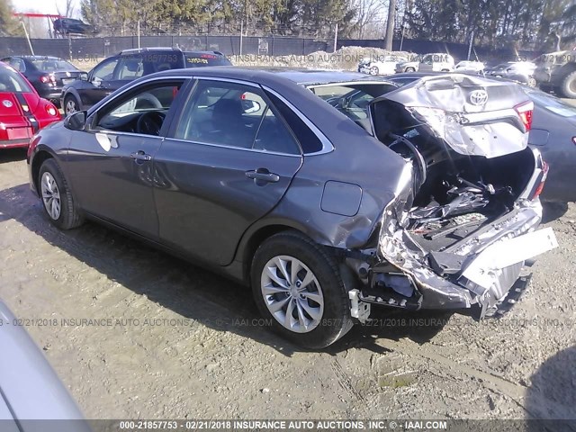 4T1BF1FK6HU813039 - 2017 TOYOTA CAMRY LE/XLE/SE/XSE GRAY photo 3