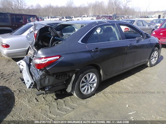 4T1BF1FK6HU813039 - 2017 TOYOTA CAMRY LE/XLE/SE/XSE GRAY photo 4