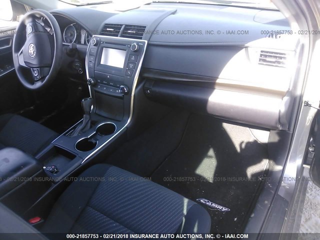 4T1BF1FK6HU813039 - 2017 TOYOTA CAMRY LE/XLE/SE/XSE GRAY photo 5