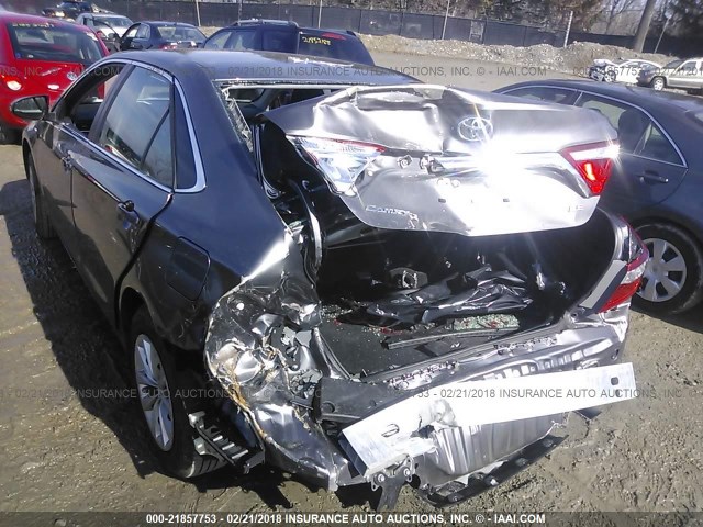 4T1BF1FK6HU813039 - 2017 TOYOTA CAMRY LE/XLE/SE/XSE GRAY photo 6