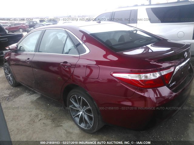 4T1BF1FK9HU649219 - 2017 TOYOTA CAMRY LE/XLE/SE/XSE RED photo 3