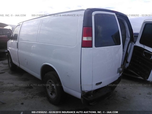 1GCGG25V071170759 - 2007 CHEVROLET EXPRESS G2500  WHITE photo 3