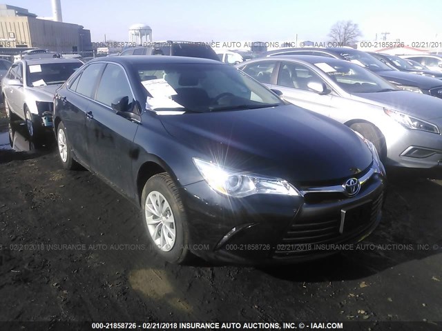 4T1BF1FK5HU811430 - 2017 TOYOTA CAMRY LE/XLE/SE/XSE შავი ფოტო 1