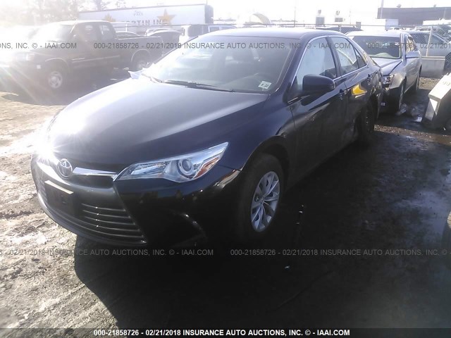 4T1BF1FK5HU811430 - 2017 TOYOTA CAMRY LE/XLE/SE/XSE შავი ფოტო 2
