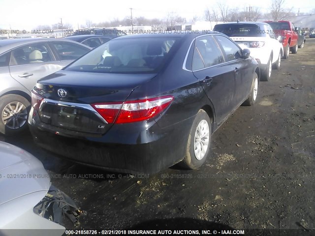 4T1BF1FK5HU811430 - 2017 TOYOTA CAMRY LE/XLE/SE/XSE შავი ფოტო 4