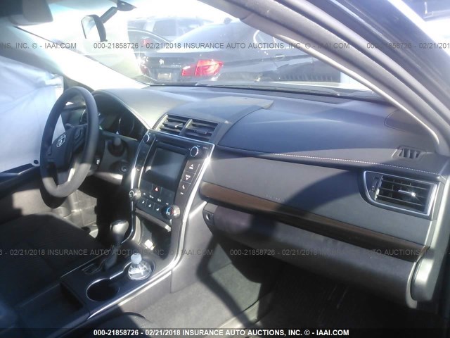 4T1BF1FK5HU811430 - 2017 TOYOTA CAMRY LE/XLE/SE/XSE შავი ფოტო 5