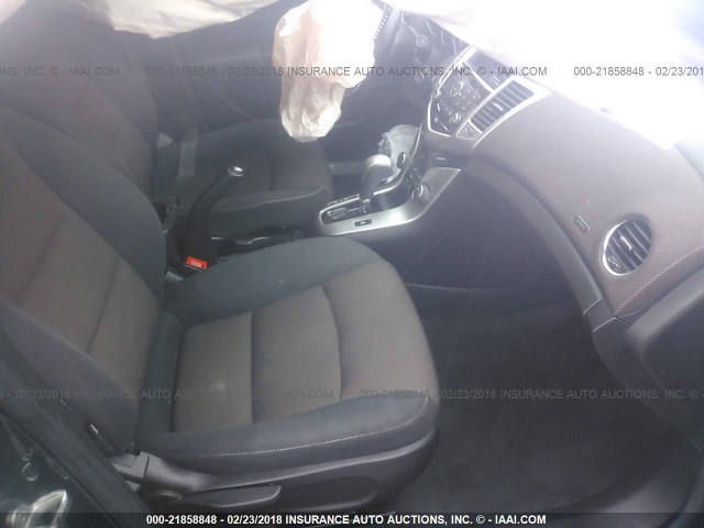 1G1PC5SB2F7116472 - 2015 CHEVROLET CRUZE LT Schwarz Foto 5