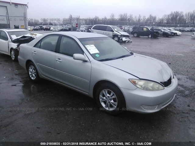 4T1BF32K15U095865 - 2005 TOYOTA CAMRY LE/XLE/SE ვერცხლისფერი ფოტო 1
