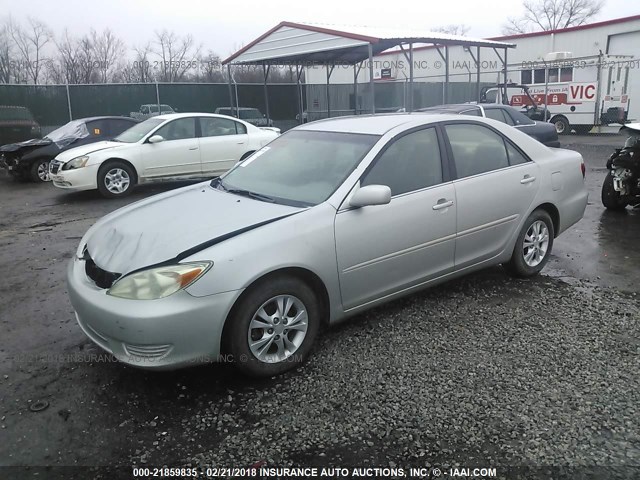 4T1BF32K15U095865 - 2005 TOYOTA CAMRY LE/XLE/SE ვერცხლისფერი ფოტო 2