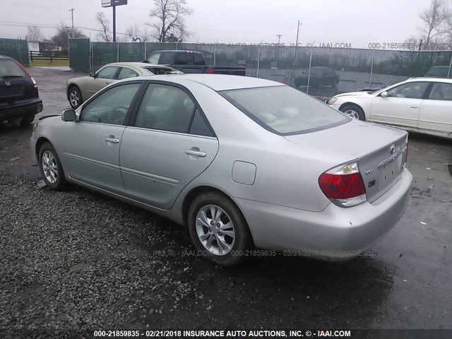 4T1BF32K15U095865 - 2005 TOYOTA CAMRY LE/XLE/SE ვერცხლისფერი ფოტო 3