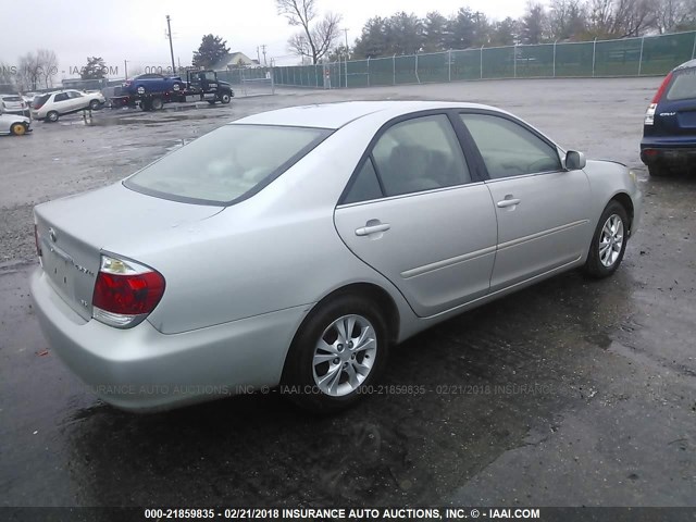 4T1BF32K15U095865 - 2005 TOYOTA CAMRY LE/XLE/SE ვერცხლისფერი ფოტო 4
