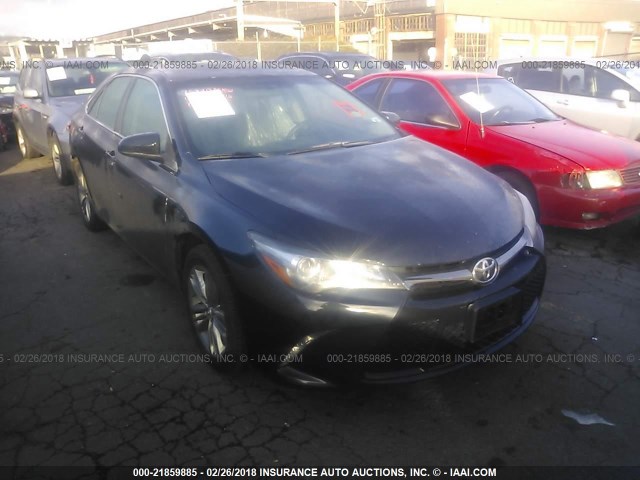 4T1BF1FKXFU983899 - 2015 TOYOTA CAMRY LE/XLE/SE/XSE Schwarz Foto 1