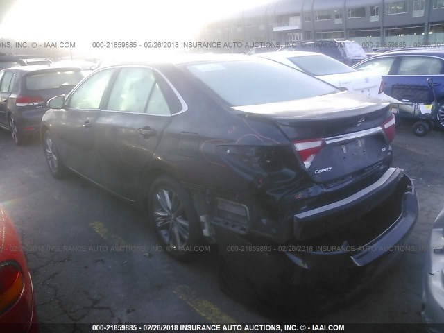 4T1BF1FKXFU983899 - 2015 TOYOTA CAMRY LE/XLE/SE/XSE BLACK photo 3