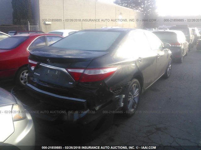 4T1BF1FKXFU983899 - 2015 TOYOTA CAMRY LE/XLE/SE/XSE Schwarz Foto 4