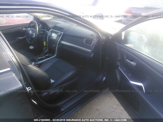 4T1BF1FKXFU983899 - 2015 TOYOTA CAMRY LE/XLE/SE/XSE Schwarz Foto 5