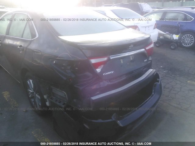 4T1BF1FKXFU983899 - 2015 TOYOTA CAMRY LE/XLE/SE/XSE Schwarz Foto 6