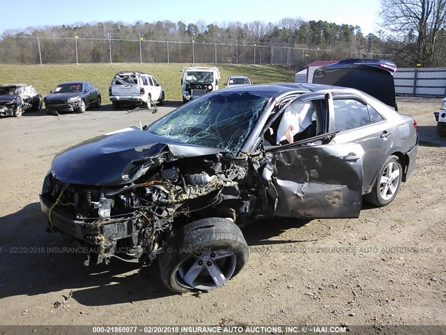 4T1BF1FKXCU041265 - 2012 TOYOTA CAMRY SE/LE/XLE GRAY photo 2