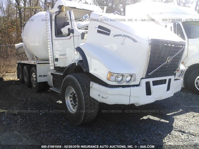 4V5KC9DF0GN931680 - 2016 VOLVO VHD WHITE photo 1