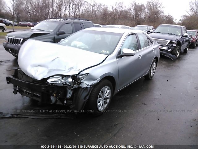 4T4BF1FK8FR480846 - 2015 TOYOTA CAMRY LE/XLE/SE/XSE GRAY photo 2