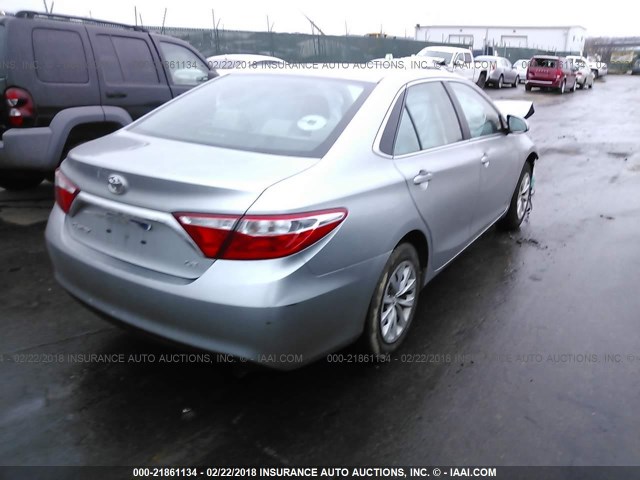 4T4BF1FK8FR480846 - 2015 TOYOTA CAMRY LE/XLE/SE/XSE GRAY photo 4