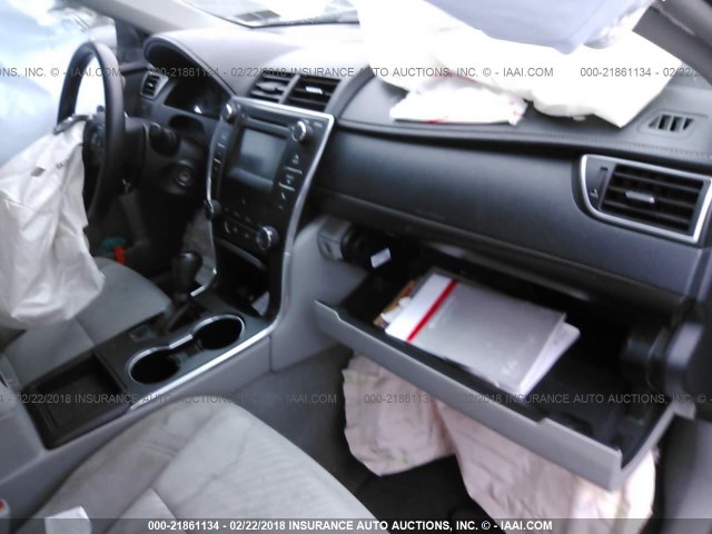 4T4BF1FK8FR480846 - 2015 TOYOTA CAMRY LE/XLE/SE/XSE GRAY photo 5