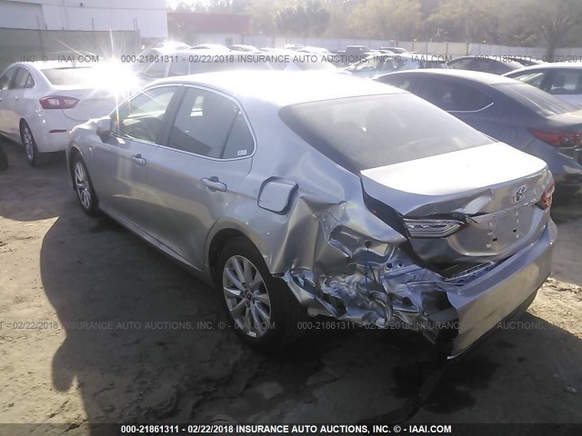 4T1B11HK1JU547592 - 2018 TOYOTA CAMRY L/LE/XLE/SE/XSE SILVER photo 6