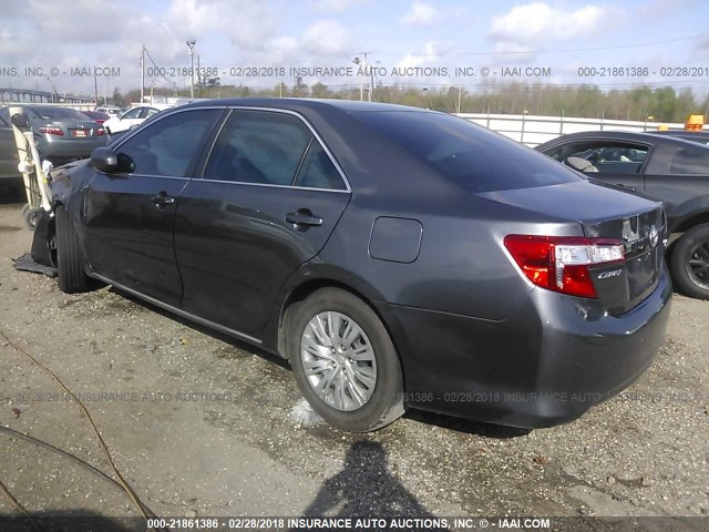 4T1BF1FK2EU391220 - 2014 TOYOTA CAMRY L/SE/LE/XLE ნაცრისფერი ფოტო 3