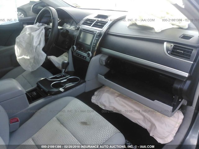 4T1BF1FK2EU391220 - 2014 TOYOTA CAMRY L/SE/LE/XLE ნაცრისფერი ფოტო 5
