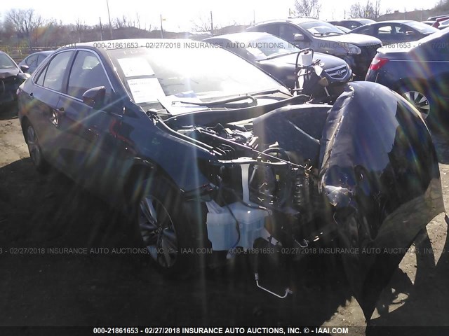 4T1BF1FK2HU366046 - 2017 TOYOTA CAMRY LE/XLE/SE/XSE Blau Foto 1